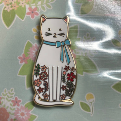 White Floral Cat Needle Minder